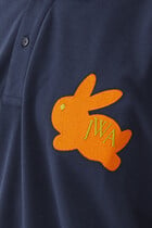 قميص بولو بتطريز أرنب وشعار الماركة